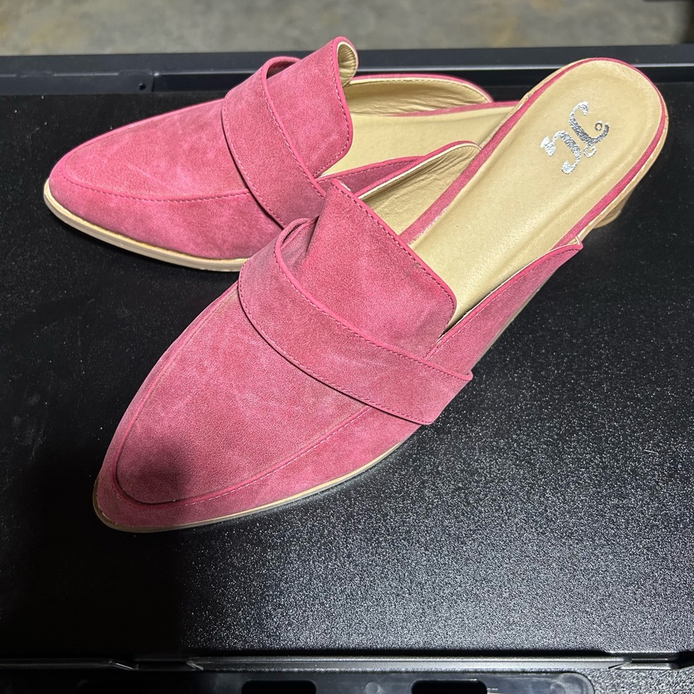 NWOT TC Fuchsia Suede Women's Mules